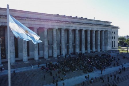 <p>Mercados operan mixtos tras anuncio de superávit fiscal: bajó el dólar libre, y hubo ventas en acciones y bonos</p>