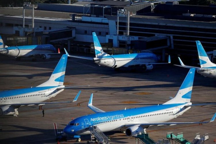 Aerolíneas Argentinas prepara “decisiones difíciles” con el fin de reducir costos: recorta 18% de los vuelos domésticos