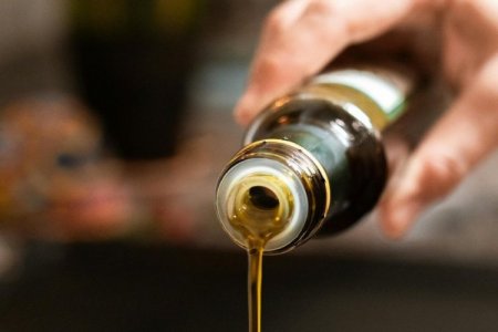 <p>Aceite de oliva uruguayo se consolida en el exterior y se afianza en góndolas locales</p>