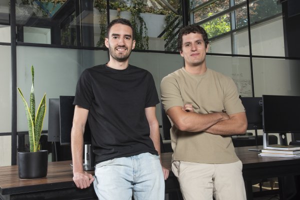 Los cofundadores de Fintoc, Lukas Zorich y Cristóbal Griffero.