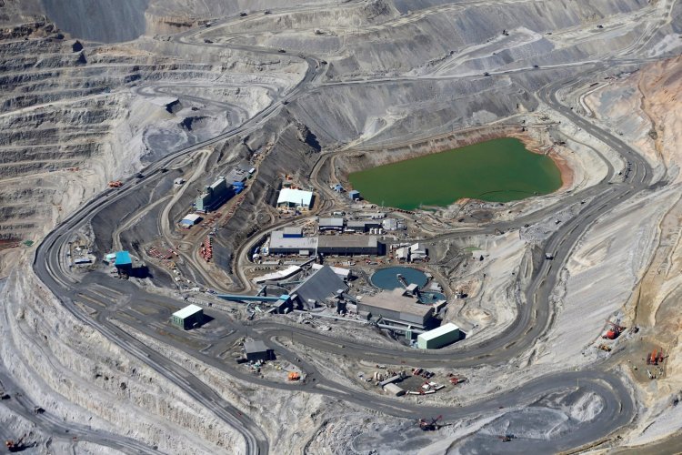 Ministro sudafricano critica la oferta de casi US$ 40 mil millones de BHP por Anglo American