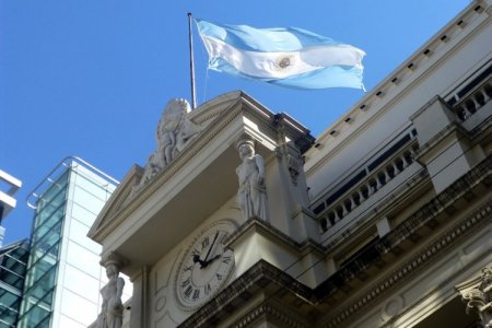 <p>Banco central argentino reduce tasa de interés a 60% anual por mejora macroeconómica</p>