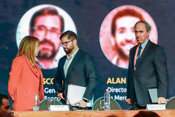 El Presidente Gabriel Boric junto a la timonel de Icare. Atrás, Ricardo Mewes de la CPC. Foto: Julio Castro