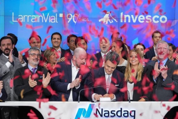 LarrainVial celebra sus 90 años tocando la campana de Nasdaq en Times Square