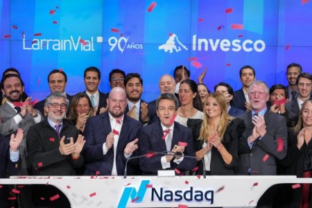 <p>Tras llegada a México, LarrainVial toca la campana de cierre de la ceremonia del mercado de valores Nasdaq</p>