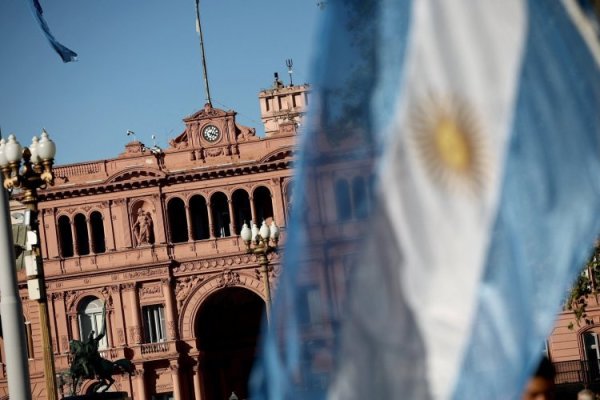 Los hogares argentinos enfrentan una crisis financiera mientras los mercados aplauden a Javier Milei