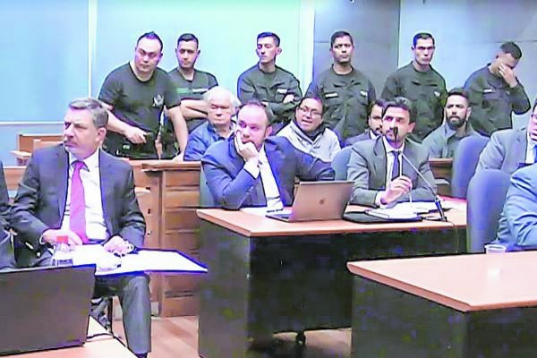 Libros, radio y la preparación de la defensa: los primeros días de los Sauer y Topelberg en la cárcel