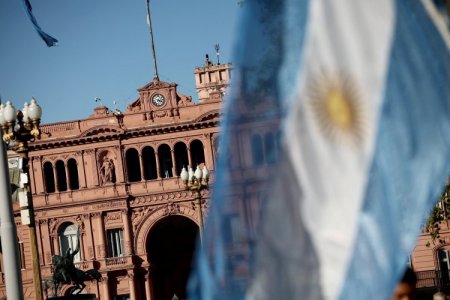 <p>Los hogares argentinos enfrentan una crisis financiera mientras los mercados aplauden a Javier Milei</p>