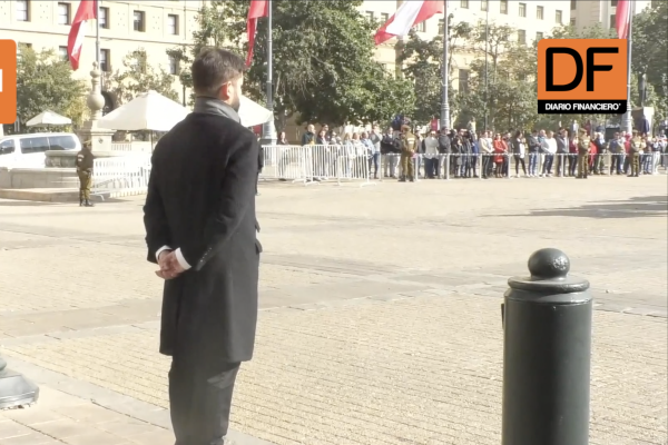 <p>Ahora en DF | Boric se suma a minuto de silencio en La Moneda por crimen a tres carabineros en Cañete</p>
