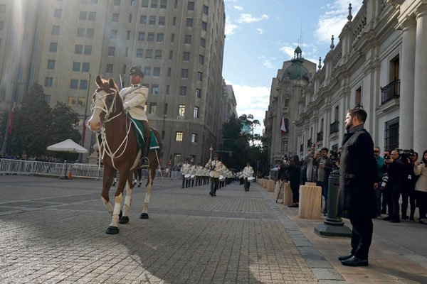 El Presidente Gabriel Boric participó del homenaje de la Guardia de Palacio a los carabineros asesinados. Foto: Presidencia