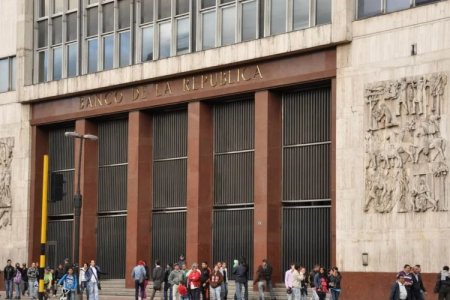 <p>Banco central de Colombia vuelve a bajar la tasa hasta el 11,75% y revisa al alza proyección del PIB</p>