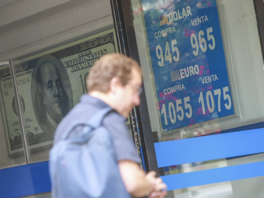 Dólar se dispara $15 hacia niveles de $960 presionado por desaceleración de la actividad en Chile y 