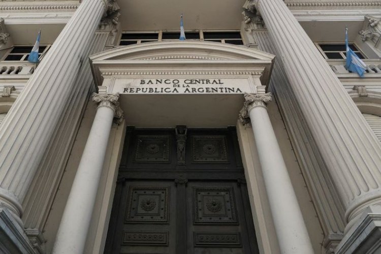 <p>Banco central de Argentina vuelve a bajar la tasa de interés ante expectativas de mayor desaceleración de la inflación</p>
