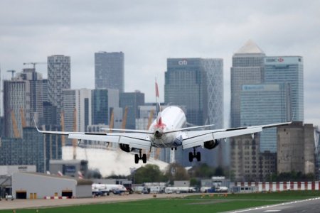 <p>Embraer explora opciones para competir con Airbus y Boeing, pese a los riesgos de enfrentarse a los gigantes</p>