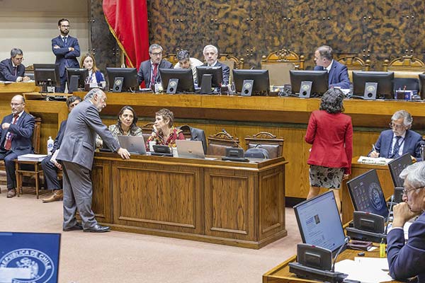 La ministra del Interior, Carolina Tohá, y la subsecretaria de la Segpres, Macarena Lobos, siguieron el debate en Valparaíso.