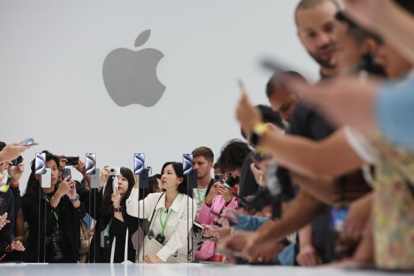 <p>Apple proyecta un pronto retorno al crecimiento y anuncia el mayor programa de recompra de acciones de la historia de EEUU</p>