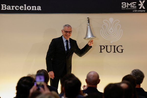 Marc Puig, presidente y CEO de Puig, toca la campana en el acto de debut de cotización en Barcelona. (Foto: Reuters)