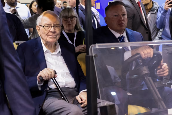 <p>Buffett entrega un cheque en blanco su sucesor Greg Abel en la conmovedora asamblea general anual de Berkshire</p>