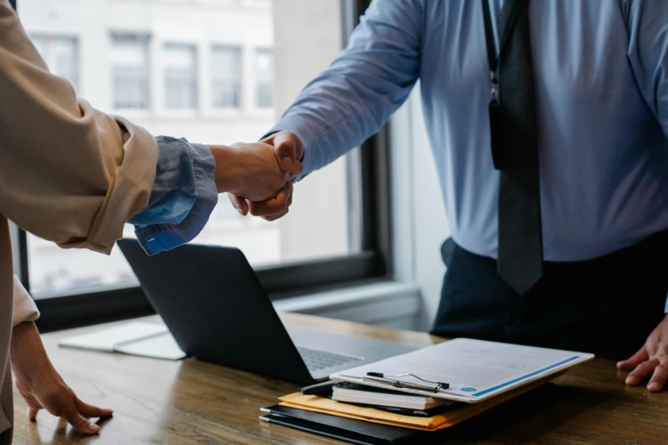<p>Más de la mitad de los ejecutivos latinoamericanos prevé un aumento de precios en 2024 y 61% planifica ajustes en sus estrategias de marketing</p>