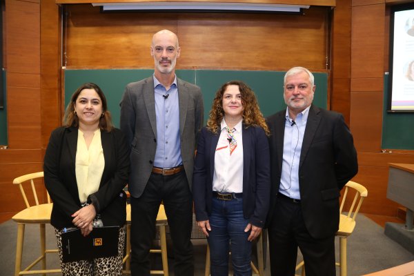 Isabel Ramos, editora de proyectos estratégicos DF; Pablo Ivelic, CEO de Echeverría Izquierdo; Pamela Chávez, directora de Endeavor y CEO de DomoLif; e Iván Díaz-Molina, director del Centro de Innovación y Emprendimiento del ESE Business School.