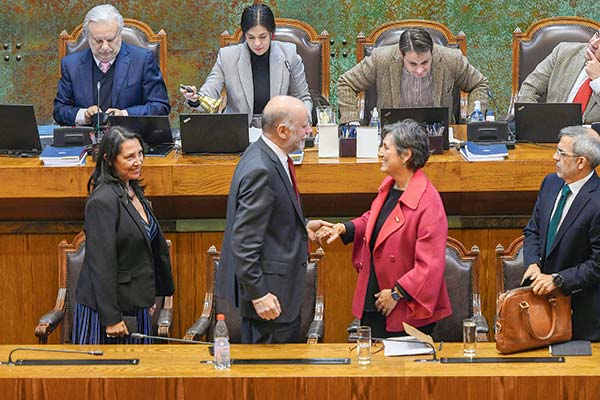 Álvaro Elizalde, ministro Secretario General de la Presidencia, saluda a su par de Salud, Ximena Aguilera, tras la aprobación final de la ley corta de isapres en la Cámara de Diputados. Foto: Agencia Uno