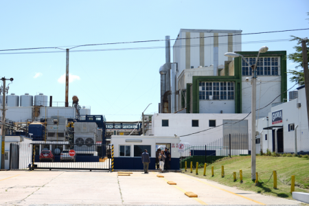 <p>¿Qué hay detrás de la salida del Grupo Gloria de Uruguay?: la crisis de la industria lechera en un mercado poco competitivo</p>