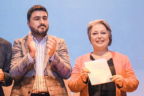 El director del Trabajo, Pablo Zenteno, junto a la ministra del ramo, Jeannette Jara. Foto: Agencia Uno