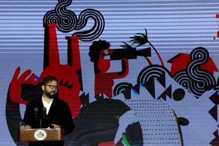 <p>Presidente de Chile defiende carácter científico de la Antártica: "Nos opondremos firmemente a cualquier explotación comercial de minerales e hidrocarburos"</p>