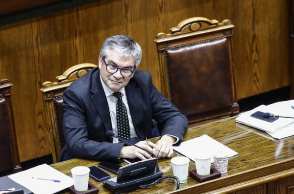 Marcel anticipa baja de $30 por litro en las bencinas y proyecta que esa tendencia "va a continuar” por caída del dólar