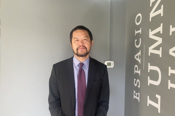 Alex Wang, académico de la Escuela de Derecho de la UCLA y codirector del Instituto Emmett sobre Cambio Climático y Medio Ambiente