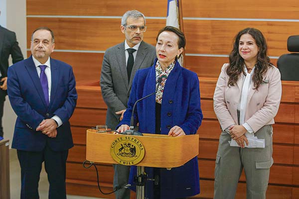 Chevesich estuvo acompañada de los ministros de Justicia, Luis Cordero y de la Mujer, Antonia Orellana. Foto: Agencia Uno