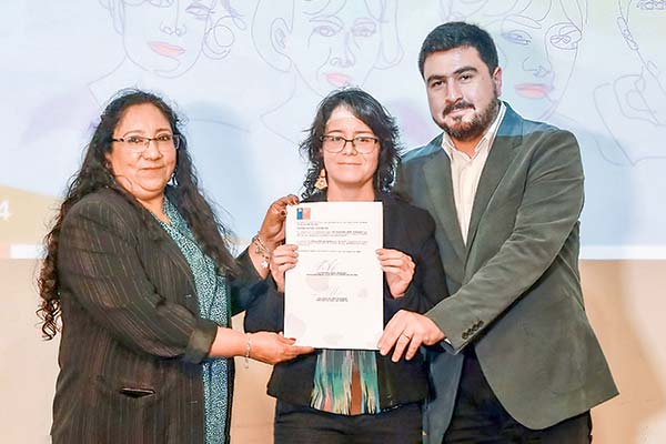 En la firma del proyecto participaron representantes de la DT y del Ministerio de la Mujer.