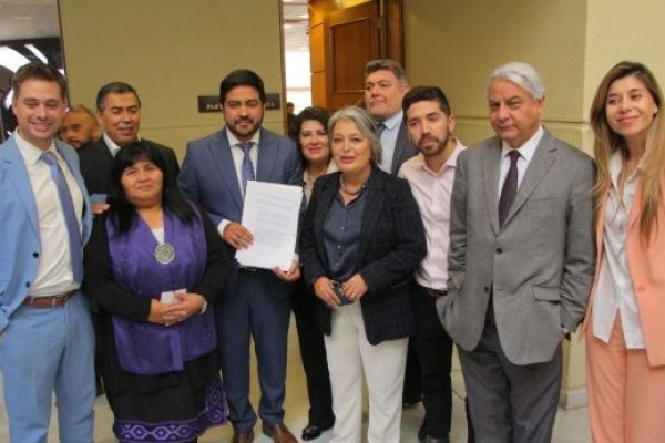 CPC y Sofofa analizan desafíos laborales en el siglo XXI, en seminario de diputados socialistas