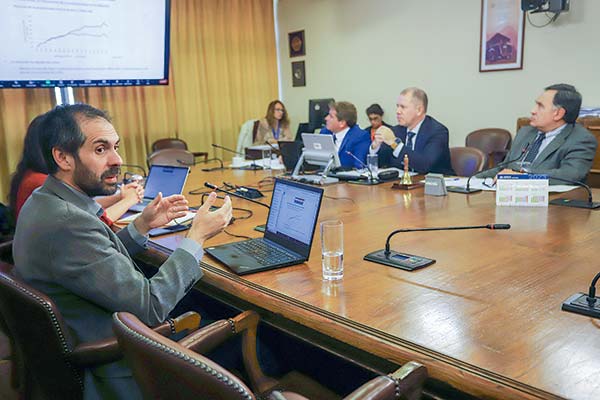 El ministro Nicolás Grau prepara indicaciones para alcanzar un acuerdo con la oposición. Foto: Agencia Uno