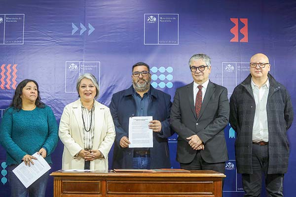 Las autoridades de Hacienda y Trabajo junto a representantes de la CUT en la firma de acuerdo realizada ayer. Foto: Agencia Uno