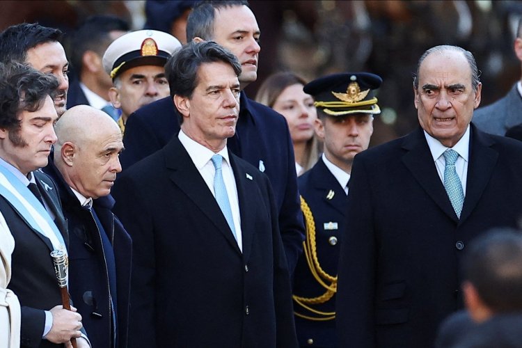 <p>Milei hace su primer cambio de gabinete en cinco meses de Gobierno y crea ministerio para desregular la economía</p>