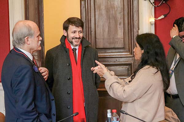 El ministro Diego Pardow (al centro) participó en la constitución de la mesa técnica.