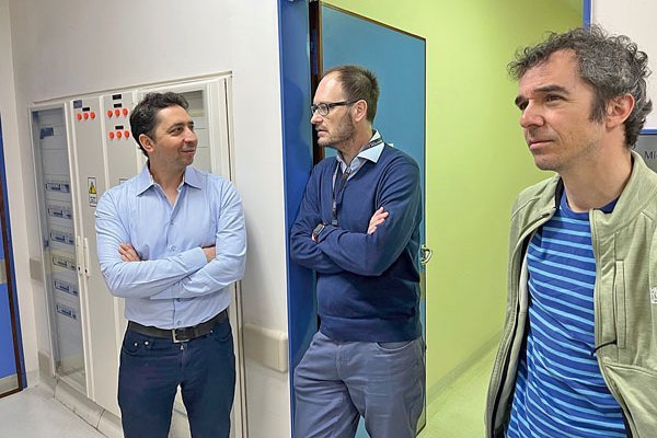Cristián Hernández y Pablo Fernández, socios de Zentynel, con Santiago Miriuka (al centro) en el laboratorio de MultiplAI en Buenos Aires.