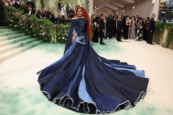 La actriz Da'Vine Joy Randolph lució un diseño de mezclilla Posen personalizado en la Met Gala a principios de este mes. (Foto: Reuters)