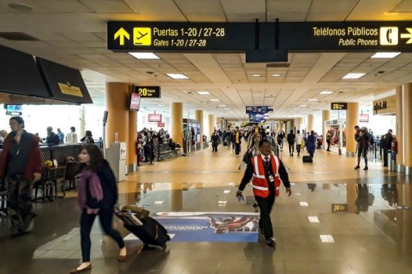 Caos en Perú: 215 vuelos cancelados y más de 10 mil pasajeros afectados por emergencia en Aeropuerto Jorge Chávez