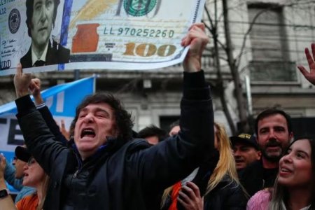 Repentinamente y como no había ocurrido en años, los argentinos necesitan pesos y venden dólares