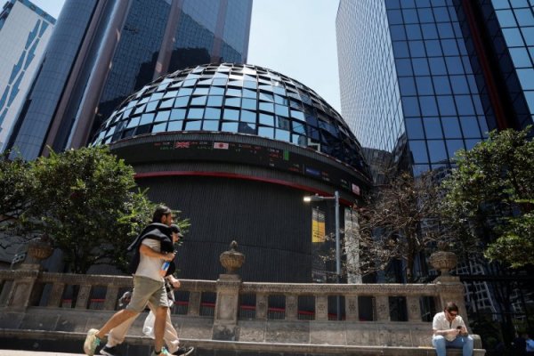 Secretario de Hacienda de México sale a calmar a los inversionistas, pero el mercado no está convencido