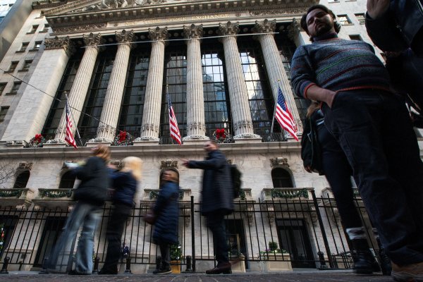 Mientras Wall Street marca récords, Goldman Sachs prevé que una avalancha de efectivo alentará al mercado de acciones a partir de julio