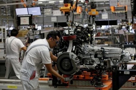 <p>Producción industrial en Argentina cae con fuerza, arrastrada por problemas de suministro para los autos</p>