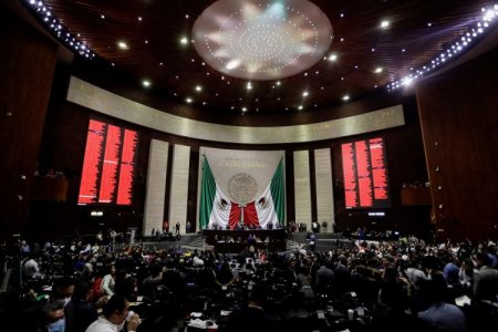 Peso mexicano rompe la calma y cae con fuerza tras anuncio de que reformas pendientes de AMLO se discutirán en septiembre