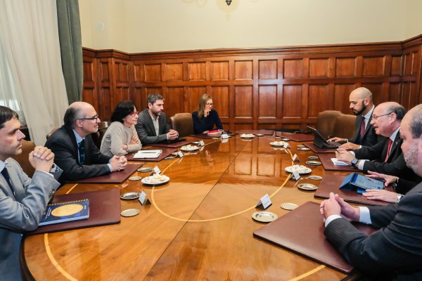 Costa se reúne con presidente del BID y abordan la baja de la inflación en Chile, inclusión financiera y financiamiento climático