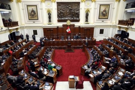 Congreso de Perú aprueba reforma de pensiones con polémica sesión en el parlamento