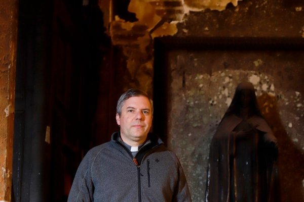 Padre Osvaldo Fernández de Castro y reapertura de la Iglesia de La Veracruz: “Empieza a ganar la luz sobre la oscuridad”