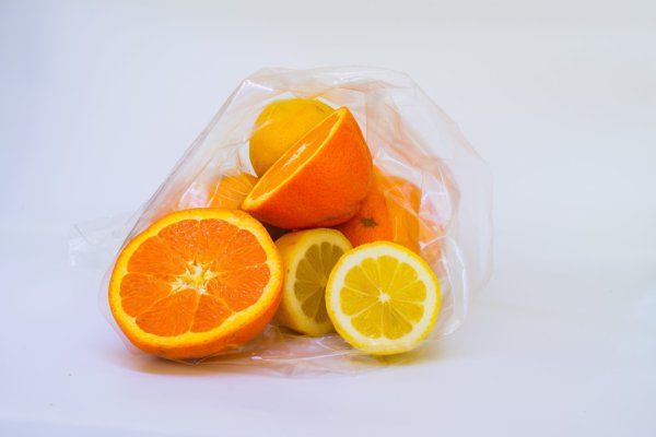 Startup chilena que fabrica plásticos biodegradables crea aditivo para envases que alarga la vida útil de los alimentos