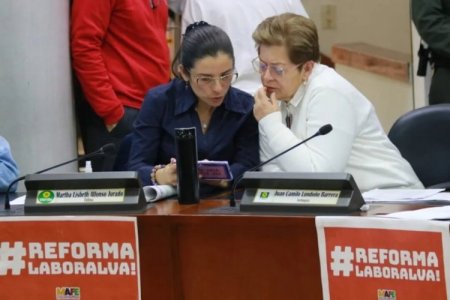 Gobierno de Colombia presenta cuentas fiscales mientras la reforma laboral avanza en el Congreso